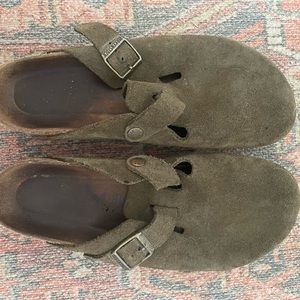 Olive green Birkenstock Boston style. Size 40 (woman’s seize 9)